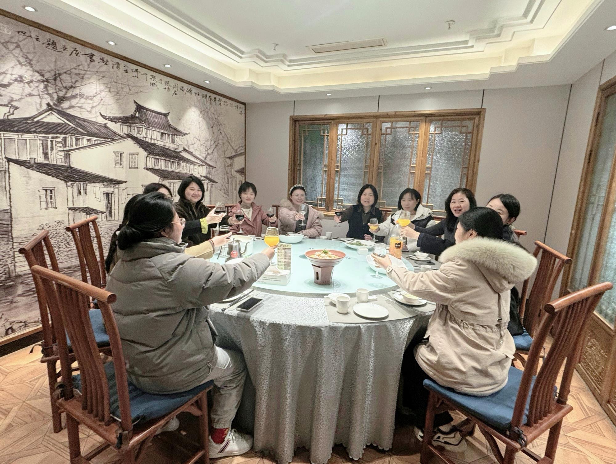 三八女員工聚餐.jpg